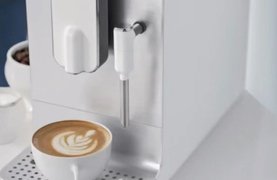 Разнообразные чайники Smeg