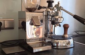 Кофемолка и кофемашина La Pavoni в действии