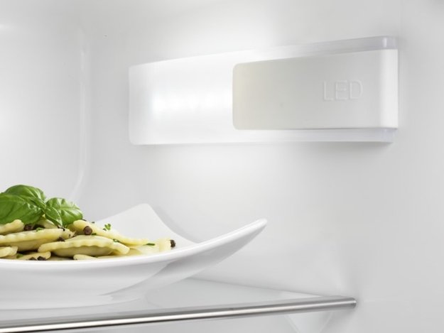 Холодильник Electrolux ENN 92853 CW (preview 2)