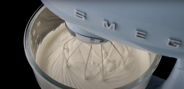 Миксер Smeg SMF05RDEU (video 1)