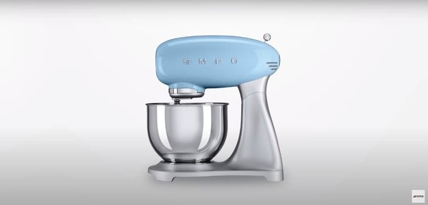 Миксер Smeg SMF05RDEU (video 3)