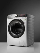 Стирально-сушильная машина AEG L8WBC61S фото 2