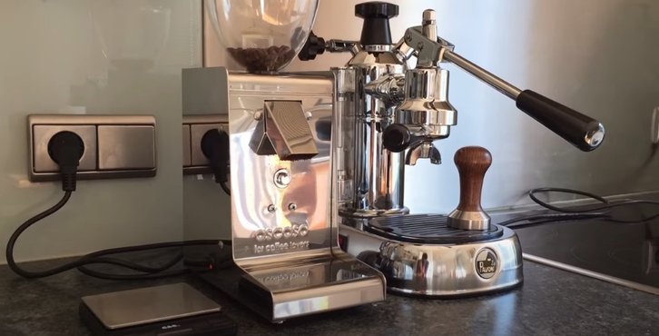 Кофемолка и кофемашина La Pavoni в действии