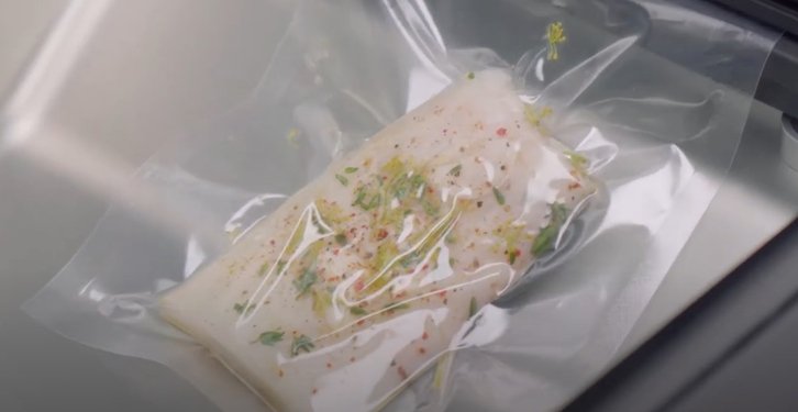 Треска с брокколи и икрой с использованием вакууматора Asko